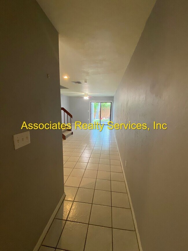 Building Photo - 2 bed/1.5 baths in Shell Rock Villas- 2 We...