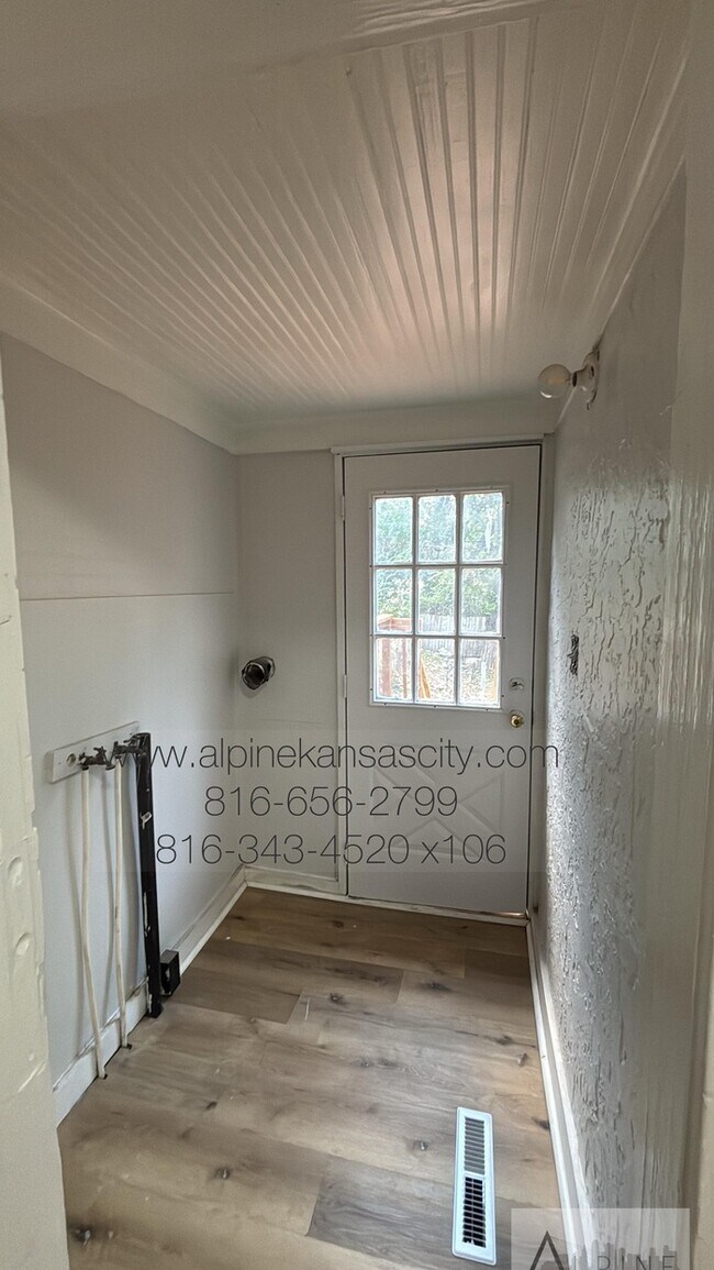 Building Photo - Updated Bungalow Near 39th/71