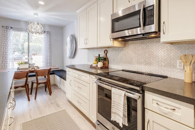 Building Photo - Advent - Low Deposit W/ Laundry & Parking!
