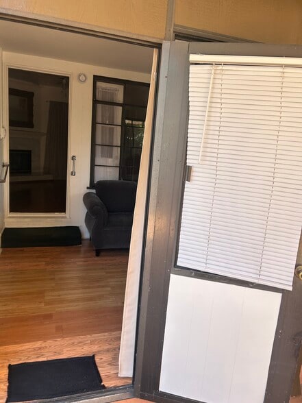 Private entry - 4751 Sunnyslope Ave