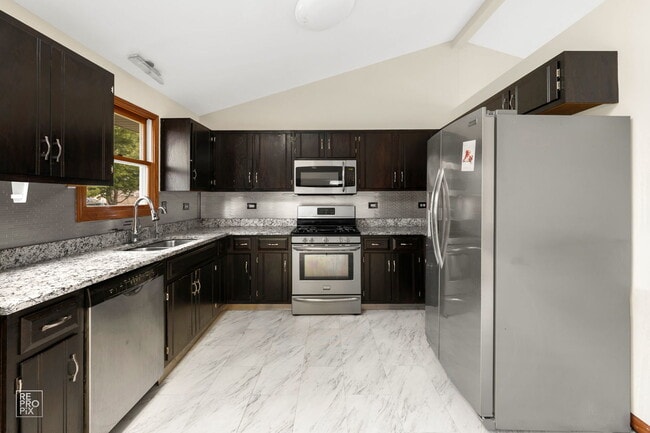 Building Photo - 1409 Gilray Dr