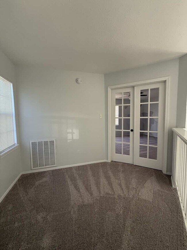 Building Photo - Come see this cute 2B House in a great location