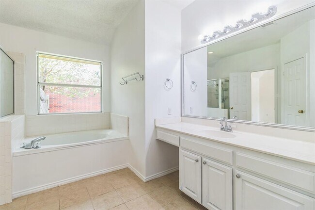 Building Photo - 800 Mountain Ridge Dr