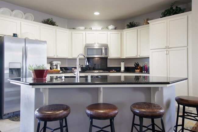 Building Photo - Gorgeous Home in a Gated Community with Pool!