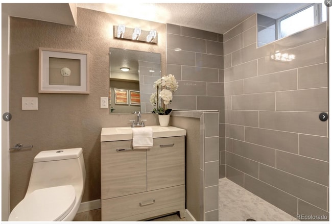 Lower bath - 2840 Leyden St