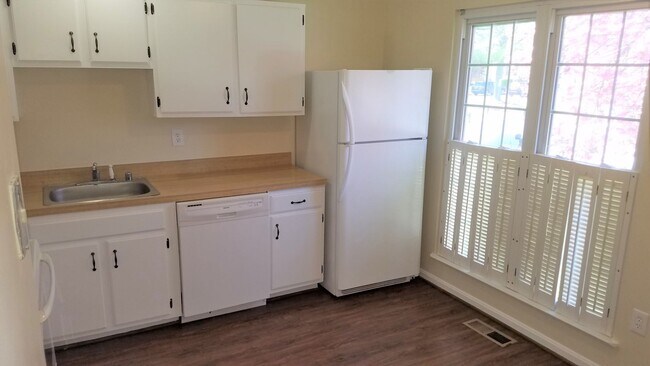 Building Photo - End Unit townhouse in established Frederick neighborhood ready for you!