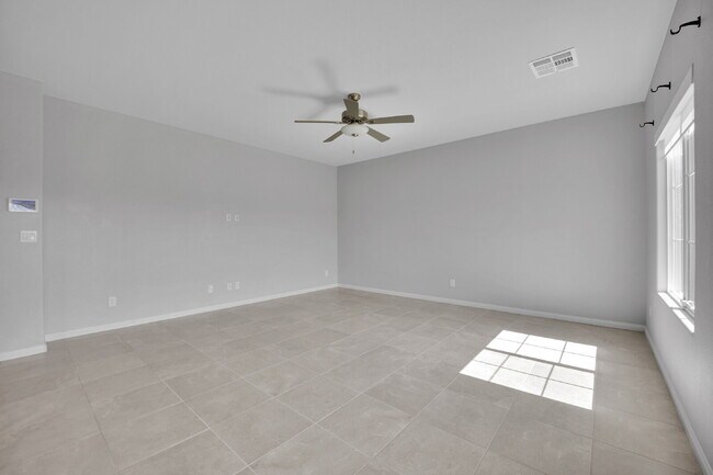 Building Photo - Gorgeous 5 Bedroom home!