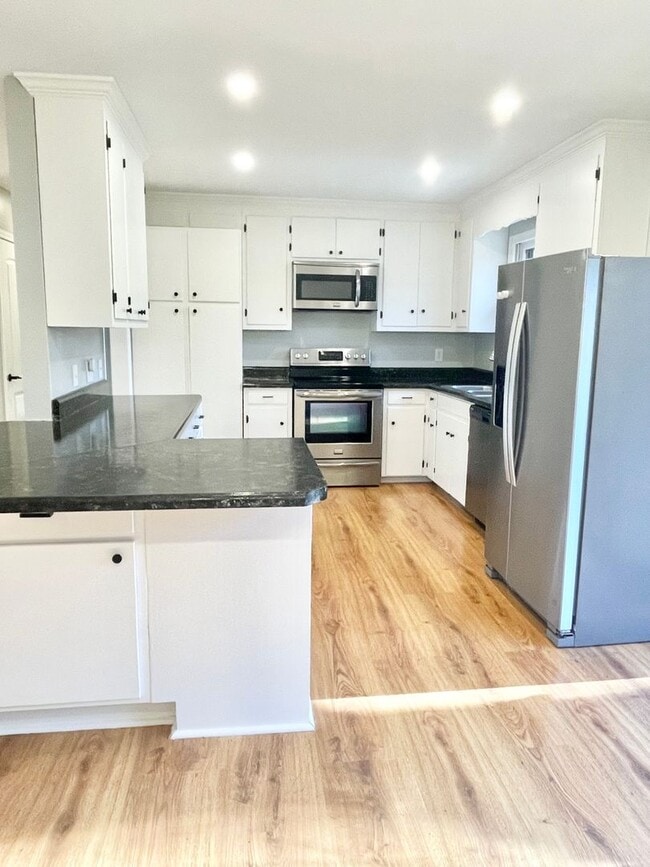 Building Photo - 328 Wellington Way