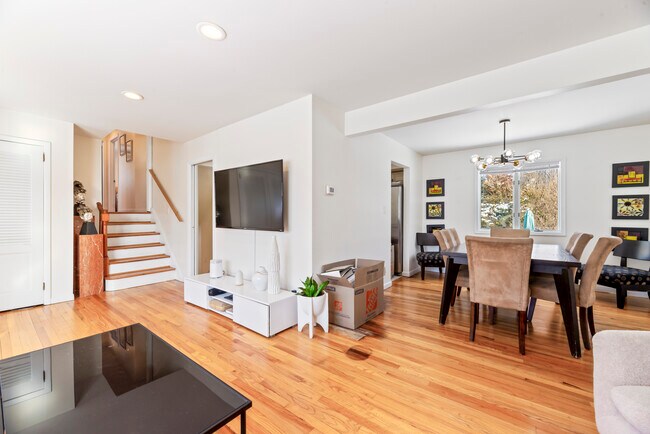 Building Photo - 446 Roedel Plz