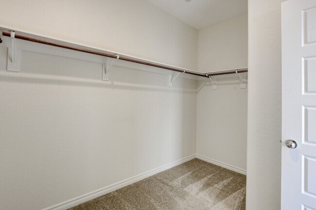 Building Photo - 4 Bedroom Townhouse in Tule Springs