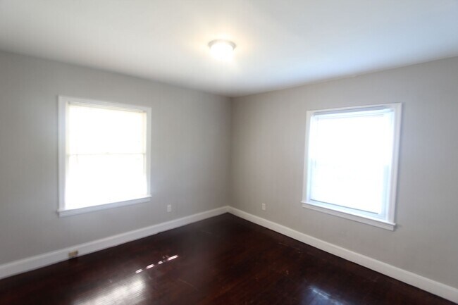 Building Photo - New On The Market with Fresh Updates!! Bet...