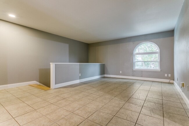 Building Photo - 2-BEDROOM CONDO AT OLMOS PARK TOWNHOMES