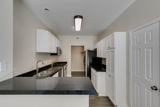 Building Photo - Modern 2-Bedroom Green Valley Townhome