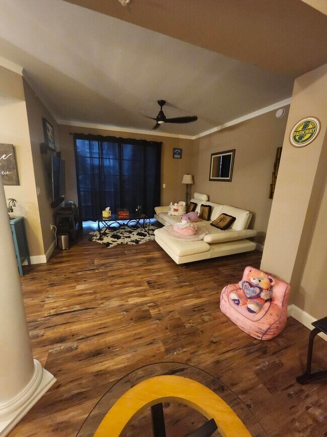 Building Photo - 533 NE 3rd Ave