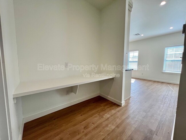 Building Photo - 216 E Hurd St
