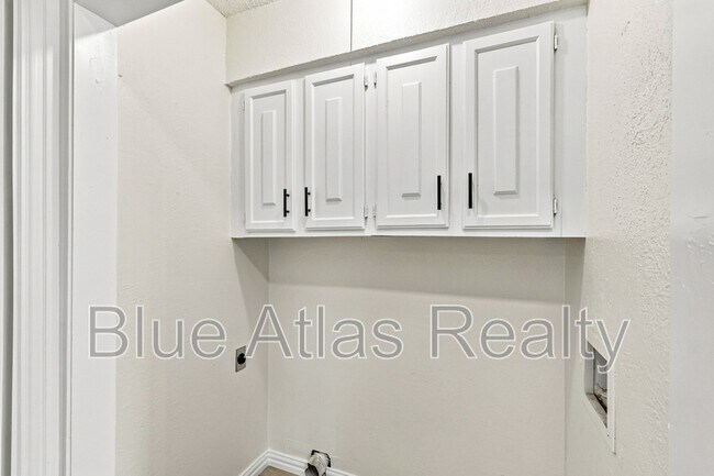 Building Photo - 8137 Foxfire Ln