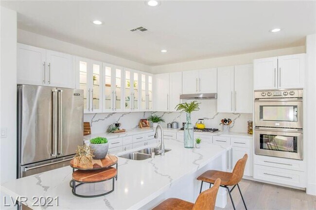 Building Photo - Stunning Summerlin 5 bedroom with a pool!