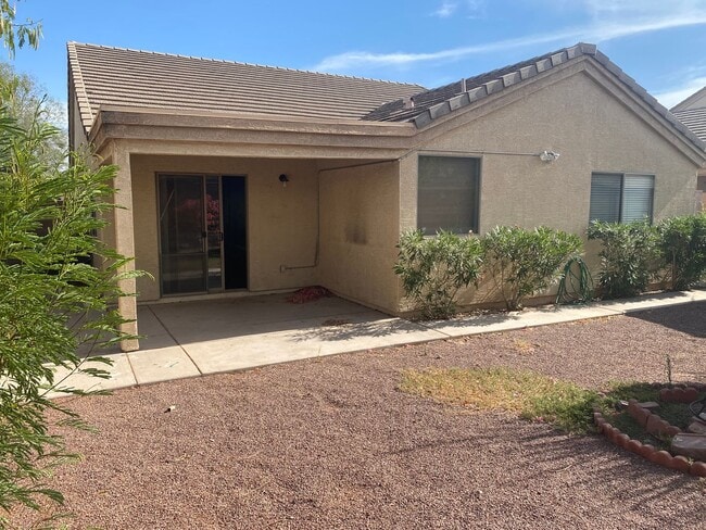Building Photo - 3 bed 2 bath
