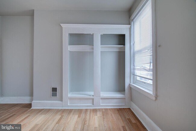 Building Photo - 2069 E Monmouth St