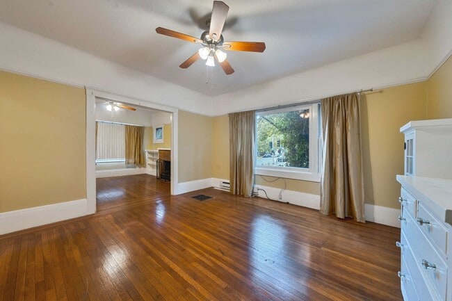 Building Photo - Charming Midtown 1-Bedroom Apartment with ...