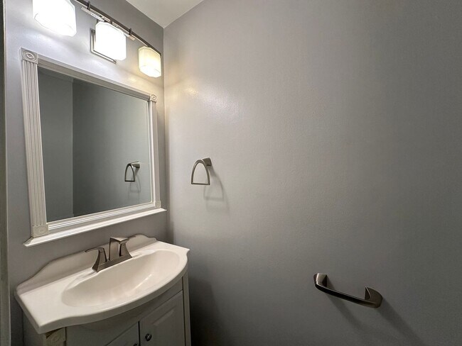 Building Photo - 2 bedrooms, 2.5 bathrooms