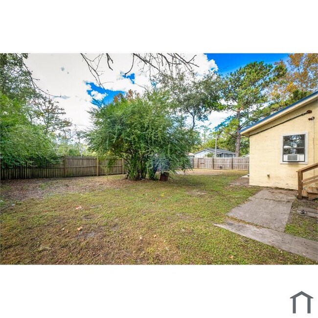 Building Photo - 12716 Gillespie Ave