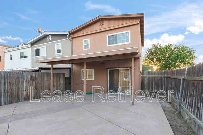 Building Photo - 990 Palm Cir