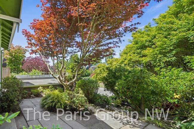 Building Photo - Exceptional Green Lake 3BR * Gorgeous In &...