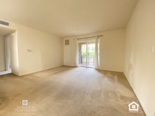 Building Photo - Must-See Charming Ground-Level 1 Bedroom Apartment