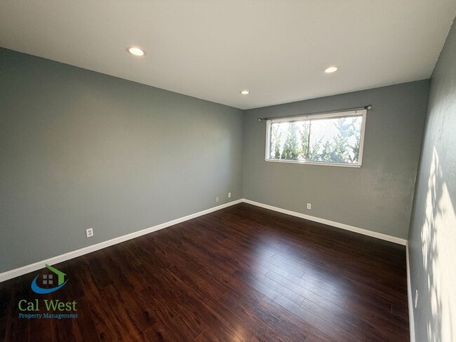 Building Photo - $2600 - 2 Beds/1 Bath Updated Condo in Gilroy