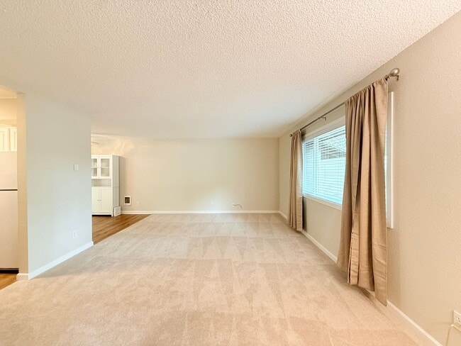 Building Photo - Super Cute 2 Bedroom Condo in Tigard!!! Water, Sewer and Garbage Included!!!