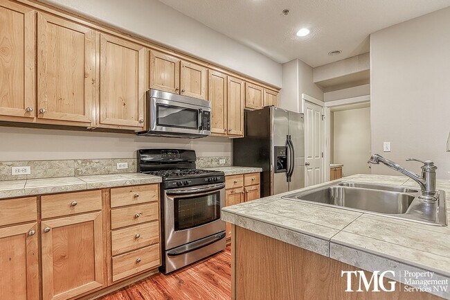 Building Photo - Beautiful Ground-Level 1 Bedroom + Bonus Room Condo 769 Sq Ft | Water/Sewer/Garbage Included