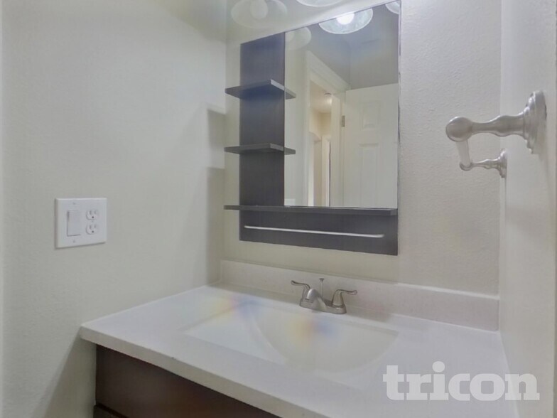 Building Photo - 1800 Granby Ct