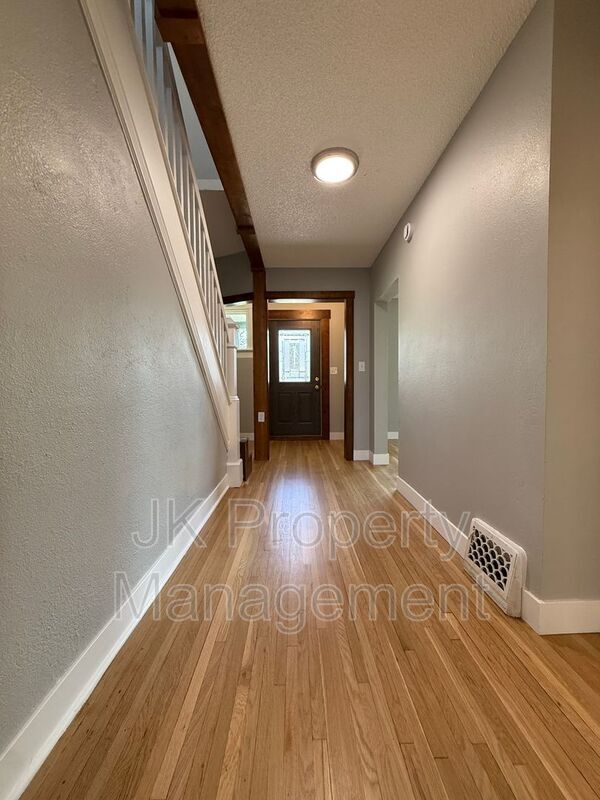 Building Photo - 913 5th Ave N