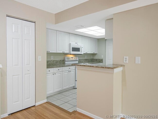 Building Photo - 100 Crestwood Ct N