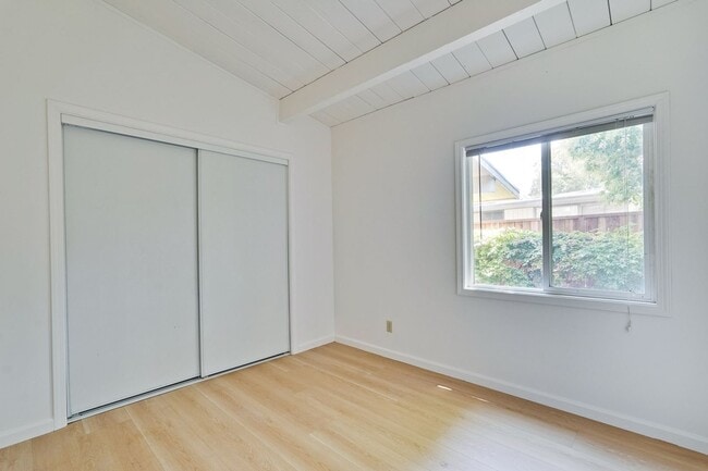 Building Photo - Spacious 4 Bed 3 Bath Home in Highly Desir...