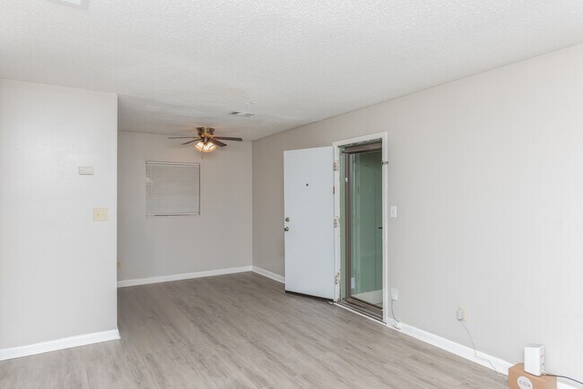 Building Photo - 6404 Dunbar Rd
