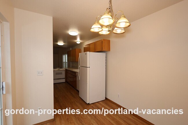 Building Photo - SE Knapp Circle - 3 bedroom duplex with attached single car garage