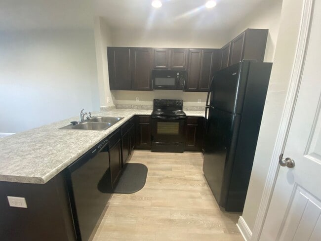 Building Photo - Spacious Modern Townhome; Conveniently Located! *Garbage, Pest Control & Lawncare Included!* *SPE...