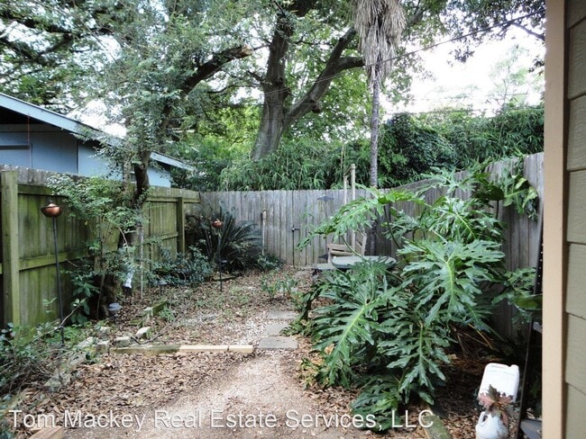 Building Photo - 2 br, 1.5 bath House - 402 LONGWOOD COURT #B