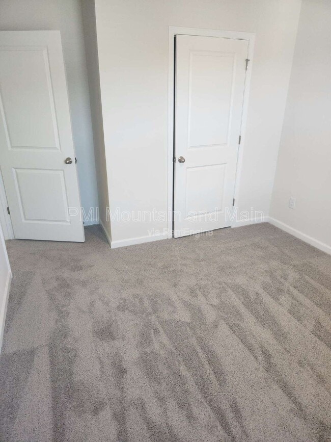 Building Photo - 568 Country Oak Dr