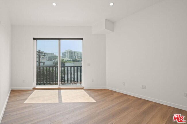 Building Photo - 257 S Park View St