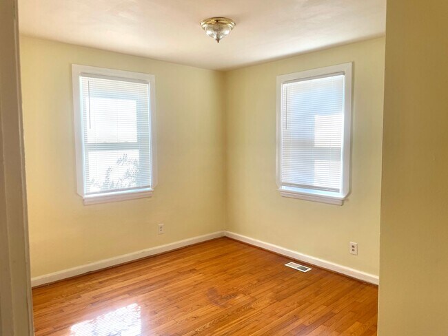 Building Photo - Sunny and Charming Beach Apartment For Rent!