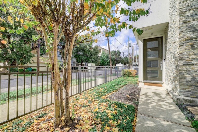 Building Photo - 5622 Kiam St