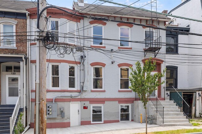 Building Photo - 135 3rd St