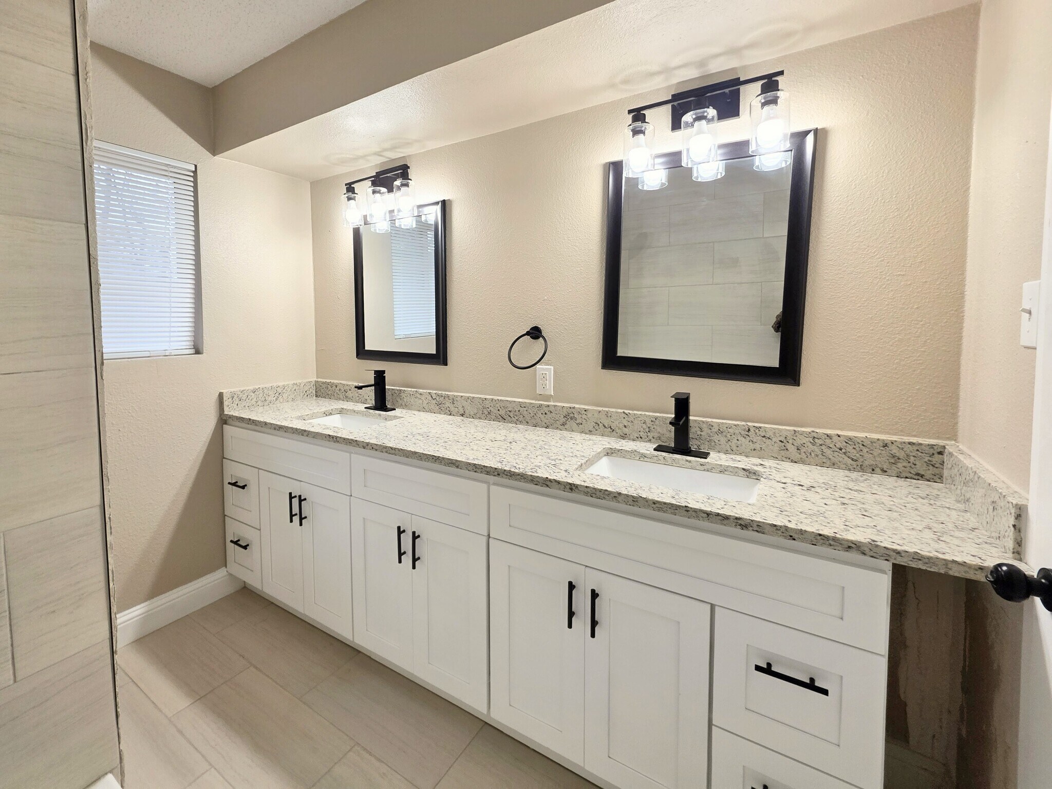 Building Photo - 1302 La Salle Dr