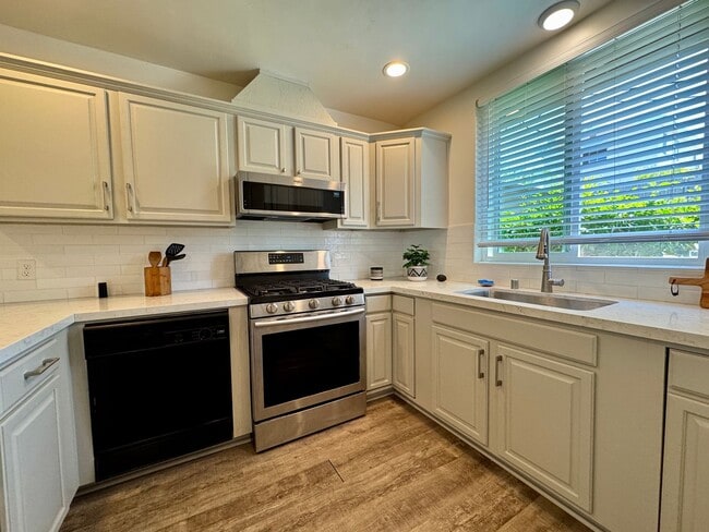 Building Photo - 4 BED / 2 BATH NEAR SDSU w/ LARGE BACKYARD...