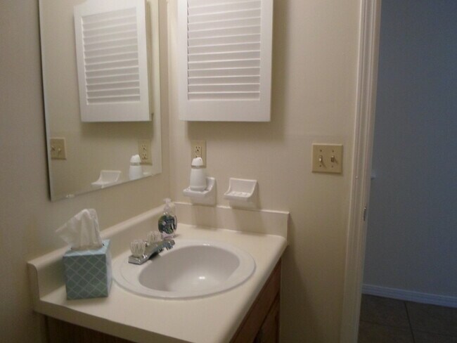 Building Photo - 3/2 townhome - Westside