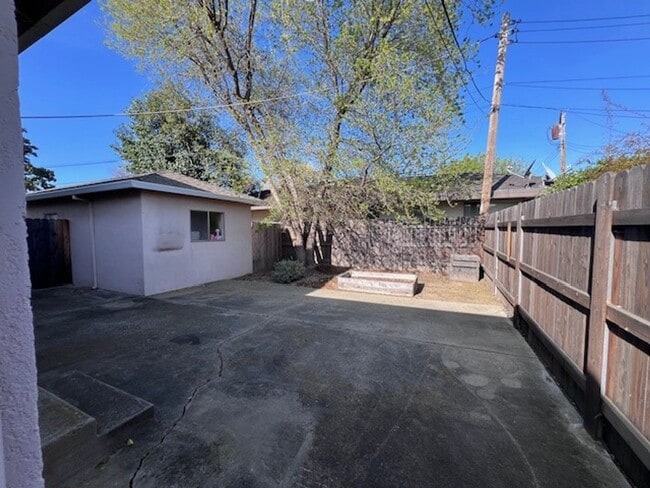 Building Photo - South Land Park Hills Duplex