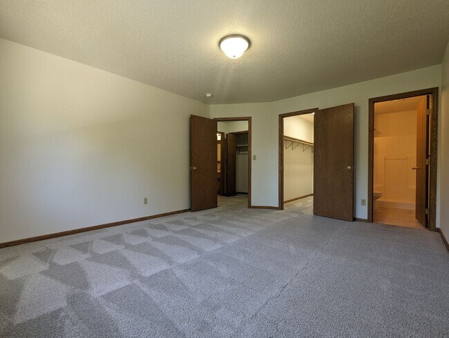 Building Photo - 1855 Sheyenne St